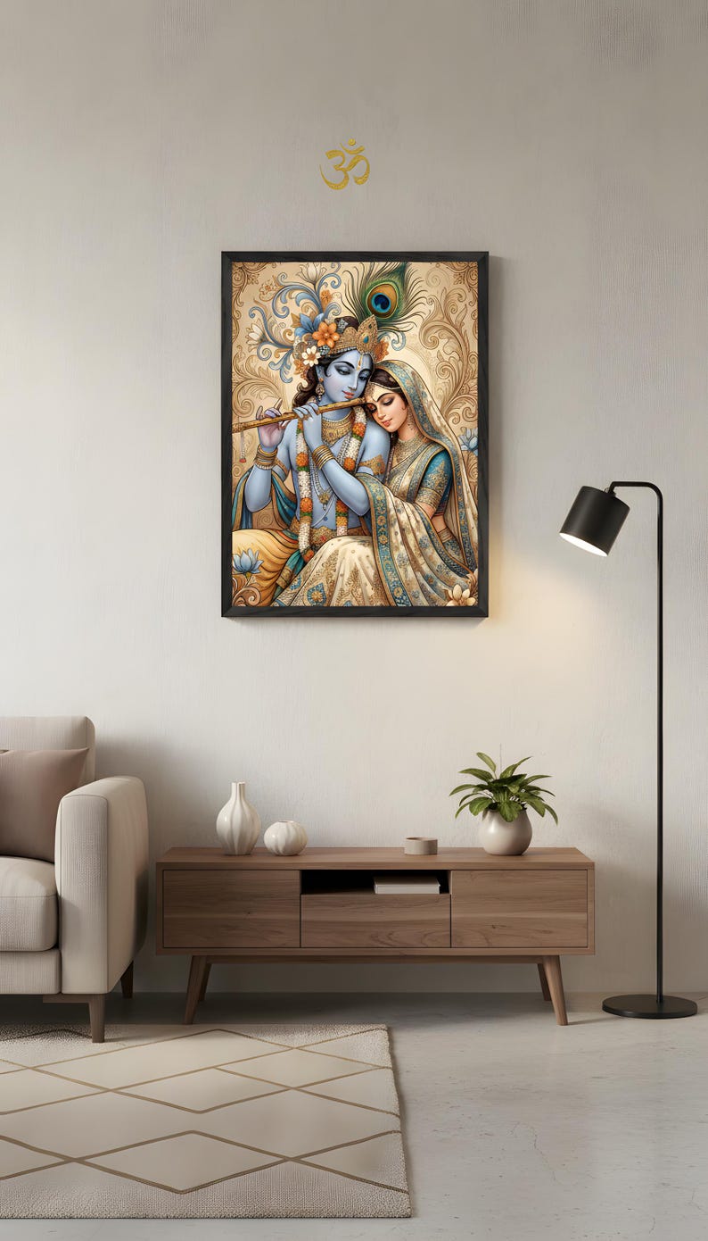K&ouml;nnte beinhalten: Gerahmtes Kunstwerk, das ein Paar in traditioneller indischer Kleidung zeigt. Die Figuren sind in sanften Blau- und Goldt&ouml;nen gehalten, mit aufwendigen Details. Das Kunstwerk h&auml;ngt an einer wei&szlig;en Wand &uuml;ber einem Holzschrank.