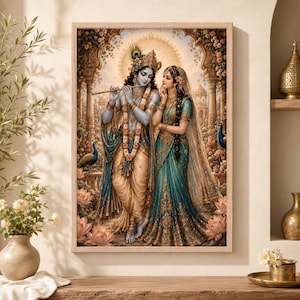Op de afbeelding: Een ingelijste muurkunstprint met de hindoegoden Krishna en Radha. Krishna, met een blauwe huid, bespeelt een gouden fluit en draagt gouden sieraden en een dhoti. Radha draagt een groenblauwe sari met goud en een sluier.