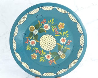 Plato floral de arte popular pintado a mano en color turquesa, plato de madera escandinavo vintage firmado, decoración floral estilo cottagecore para el hogar, decoración de arte popular para el hogar