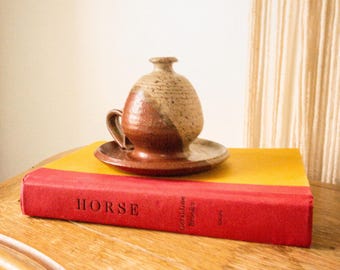 Ampolla vintage in ceramica da studio per olio o aceto, recipiente in gres maculato con piattino raccogligocce, decorazione rustica per la cucina