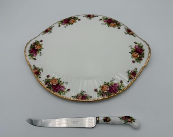 Plato para pastel y juego de cuchillos Royal Albert con el diseño "Old Country Roses"