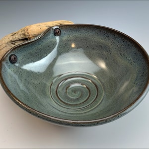 WAVE DISH bleu moyen | manche en bois, plat à goûter fait main, plat à bijoux bleu-vert, bol à pot-pourri clé pièce, cadeau pour amoureux de la nature, manche en bois flotté