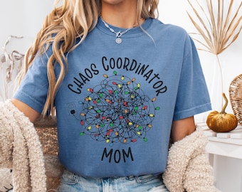 Camiseta "Coordinadora del Caos", Camiseta Comfort Colors 1717, Camiseta gráfica divertida "Vida de Mamá", Regalo retro para mamá, Camiseta para el Día de la Madre