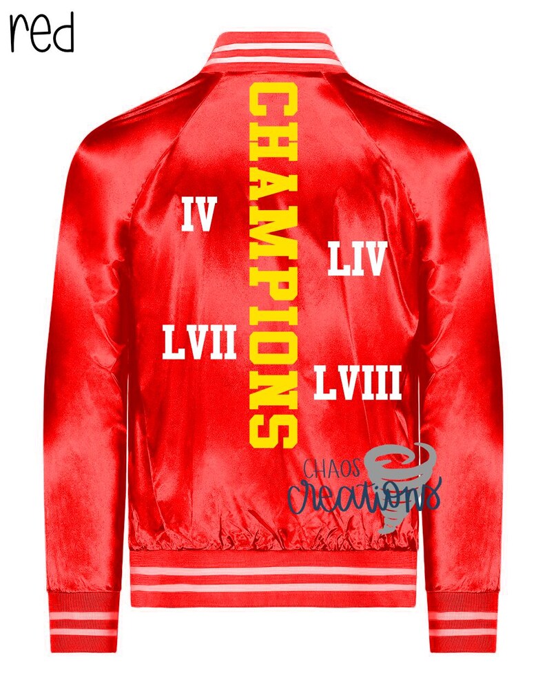 Puede incluir: Chaqueta bomber de sat&eacute;n rojo con texto amarillo en la espalda que dice "CHAMPIONS" y los n&uacute;meros "IV", "LIV", "LVII" y "LVIII".