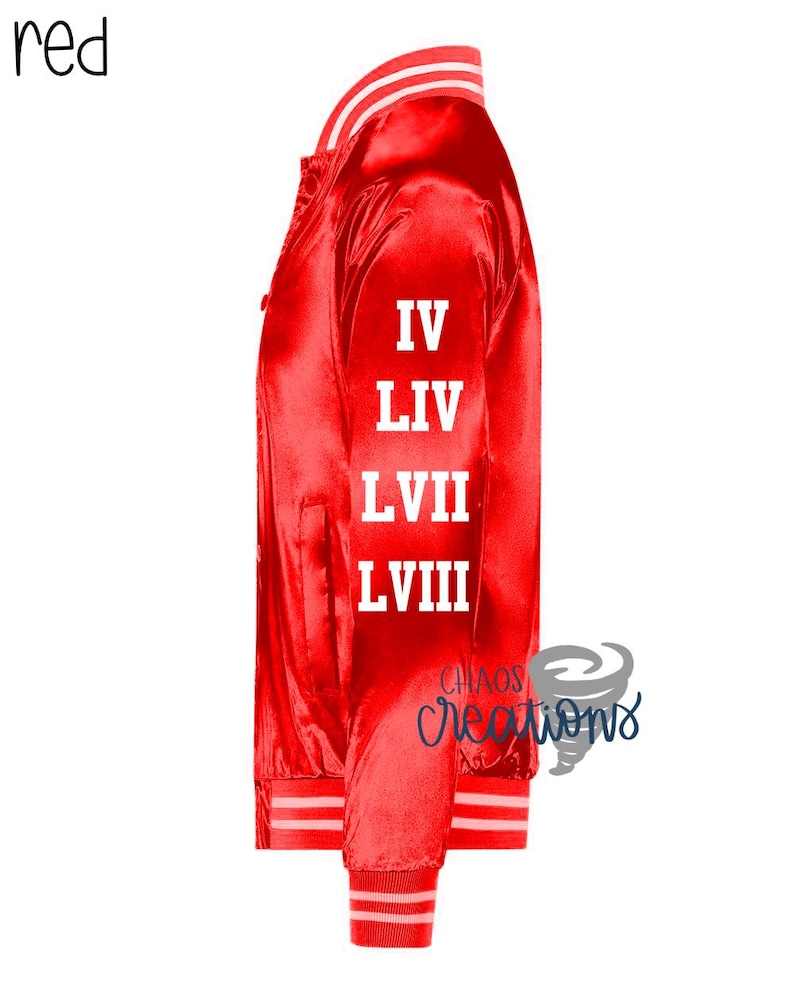 Puede incluir: Chaqueta bomber de sat&eacute;n rojo con rayas blancas en el cuello y los pu&ntilde;os. La chaqueta tiene texto blanco en la manga izquierda que dice "IV LIV LVII LVIII".