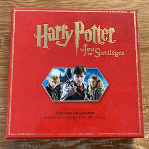 Puede incluir: Una caja de juego de mesa cuadrada roja titulada Harry Potter Le Jeu des Sortilèges con letras doradas. El centro presenta una imagen hexagonal de tres personajes, uno de ellos sosteniendo una varita. El texto inferior dice Répondez aux questions et jetez des sortilèges à vos adversaires.