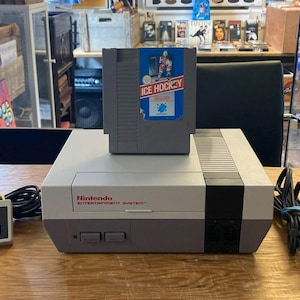 CONSOLE: NES - Nintendo Eishockey Bundle | 100% funktionstüchtig | Lieferumfang 1 x Controller + Eishockey | Funktioniert einwandfrei