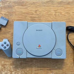CONSOLE : Playstation 1 - Includes all the OG wires + 1 x controller (complete and 100% functional!)