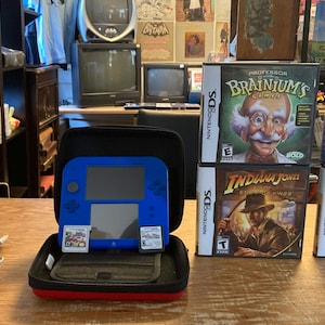KONSOLL: Nintendo 2DS - 7 x spelpaket | Innehåller New Super Mario 2 + Mario Kart + Smash Bros + kablar + fodral | Fungerar perfekt