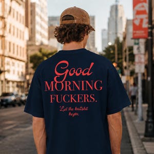 Back Print Tee „Good Morning Fuckers“, Vintage Streetwear Shirt, The T-Shirt you didn't know you needed, Unisex Bio-Baumwolle, Red Print