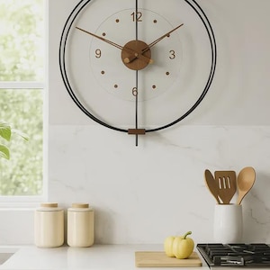 Puede incluir: Un reloj de pared moderno con marco de metal negro y esfera transparente. El reloj tiene manecillas de madera y un centro de madera. El entorno de la cocina incluye una encimera con tarros, una tabla de cortar y una cocina de gas.