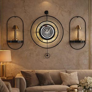 Könnte beinhalten: Ein modernes Wohnzimmer mit einer großen, runden Wanduhr mit schwarzem Metallrahmen. Zwei passende Wandleuchten mit kleinen Lampen flankieren die Uhr. Ein Sofa und ein Couchtisch vervollständigen die Szene.
