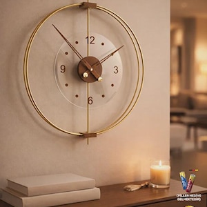 Puede incluir: Un reloj de pared moderno con esfera transparente, marco circular dorado y detalles de madera. El reloj tiene números y manecillas negras, con un pequeño centro de madera. Está montado en una pared beige.