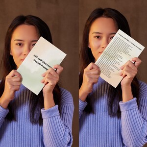 Könnte beinhalten: Eine Person hält ein Journal mit dem Text "365 Self Discover Journal Prompts" auf dem Cover. Das Journal ist hellgrün und weiß. Die Person trägt einen blauen Pullover. Der Hintergrund ist einfarbig braun.