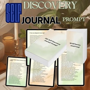 Könnte beinhalten: Ein Stapel weißer Journale mit dem Text "365 Self Discovery Journal Prompt" und digitale Tablets mit Journal-Eingabeaufforderungen. Das Wort "DISCOVERY" steht über "JOURNAL PROMPT" in einer dekorativen Schriftart. Das Wort "SELF" ist in Blau.