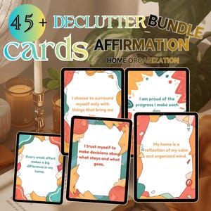 Könnte beinhalten: Eine Sammlung von Affirmationskarten für die Organisation zu Hause. Die Karten werden auf Tablets mit farbenfrohen Rändern und Text wie "Declutter Bundle" und "Affirmation" angezeigt. Die Karten enthalten positive Affirmationen.