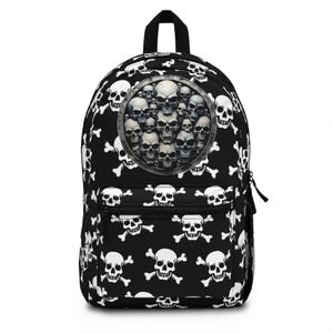 Może przedstawiać: Ręcznie wykonany drewniany podkład do serwowania z naturalnym wykończeniem. Taca ma prostokątny kształt z zaokrąglonymi rogami i dwoma rzeźbionymi uchwytami. Widoczne usłojenie drewna dodaje rustykalnego uroku. Idealny do serwowania jedzenia lub eksponowania przedmiotów.