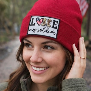 Gorro com patch "Amo Meu Soldado" • Esposa/Cônjuge de Militar • Gorro de tricô para apoio militar em missões e demonstrações de patriotismo