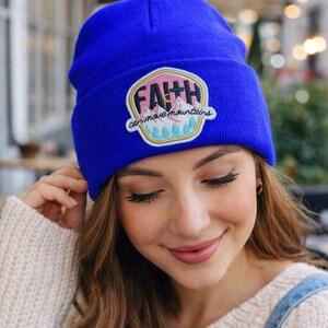 Gorro de tricô "A Fé Pode Mover Montanhas" • Gorro com aplique cristão • Gorro de inverno inspirador com temática religiosa