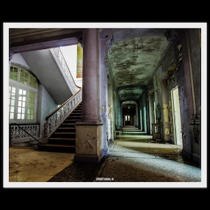 Könnte beinhalten: Innenaufnahme eines verfallenden Gebäudes mit Treppe und langem Flur. Die Wände weisen Abblätterungen und verblasste Farbe auf. Das Bild hat einen Vintage- und verlassenen Charakter. Der Text "STREET USUAL" ist unten rechts zu sehen.