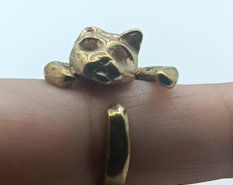 Anillo de gato ajustable, hecho a mano, de latón crudo, con diseño vintage texturizado. El anillo se ajusta al dedo.