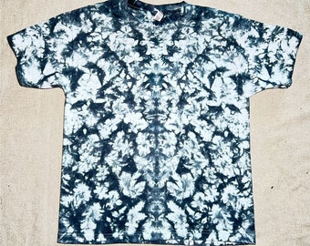 Puede incluir: Una camiseta tie-dye en blanco y negro con un patrón de remolino.