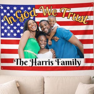Puede incluir: Un tapiz personalizado con un retrato familiar sobre un fondo de la bandera estadounidense. El diseño incluye las palabras "In God We Trust" y "The Harris Family". La familia sonríe y la bandera tiene rayas rojas y blancas.