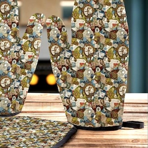 Puede incluir: Juego de guante de horno y salvamanteles con un diseño vintage de reloj y mapa en tonos beige, marrón, azul y verde. El guante tiene un lazo negro para colgar. El salvamanteles es rectangular con borde negro.