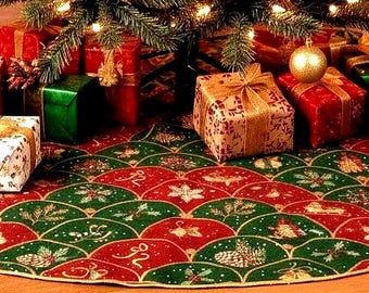 Puede incluir: Una falda circular para árbol de Navidad con un patrón festoneado en segmentos alternos de color rojo y verde. La tela está decorada con motivos bordados en tono dorado que incluyen piñas, hojas de acebo y pequeñas campanas.