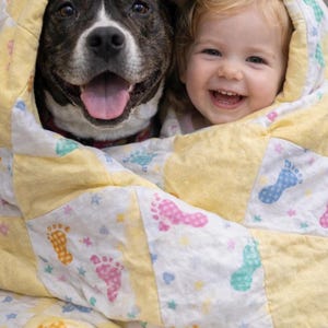 Trapunta patchwork fatta a mano, con impronte di piedini color neonato: leggera, traspirante e calda