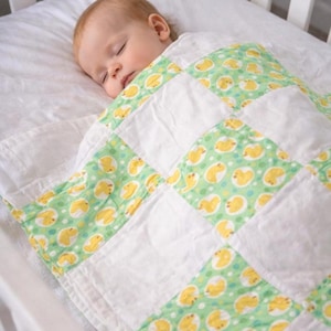 手作りのパッチワーク・ラバーダックキルト。（35×35cm）