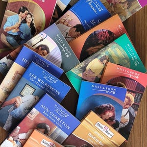 Może przedstawiać: Kolekcja romansów Mills & Boon z tytułami takimi jak "Dangerous San" i "Sea Fever". Okładki przedstawiają romantyczne sceny z parami. Logo "Mills & Boon" jest widoczne na każdej książce, wraz z nazwiskami autorów.