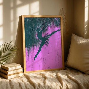Op de afbeelding: Een ingelijste kunstdruk met een silhouet van een ballerina in een dynamische pose. Het kunstwerk gebruikt teal- en roze tinten, met een getextureerde achtergrond. De houten lijst voegt een klassieke touch toe aan het moderne dans-thema.