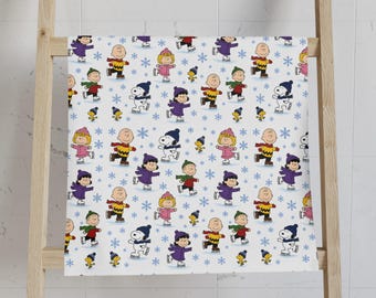 Toalla de mano con estampado de personajes de Peanuts / Charlie Brown, Snoopy y copos de nieve navideños