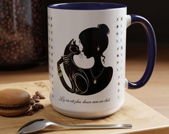 Taza de café con silueta de mujer y detalle de gato / Letras francesas, interior negro