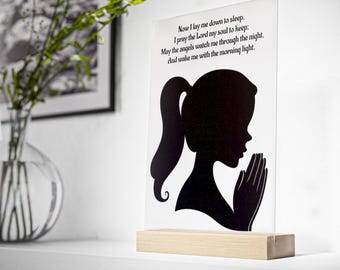 Letrero acrílico con silueta de niña rezando / Soporte de madera, Oración de cabecera (13 x 20 cm)