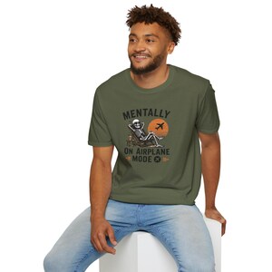 Psychisch im Flugzeug-Modus T-Shirt | Vintage Flugzeug Lounge Design Bild 4