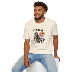 Psychisch im Flugzeug-Modus T-Shirt | Vintage Flugzeug Lounge Design Bild 1