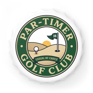 Puede incluir: Tapa de botella blanca con un diseño de golf verde y beige. El diseño incluye el texto "PAR-TIMER GOLF CLUB" alrededor de una imagen central de una pelota de golf, una bandera y el sol. También se incluye el texto "CASUAL BY CHOICE".