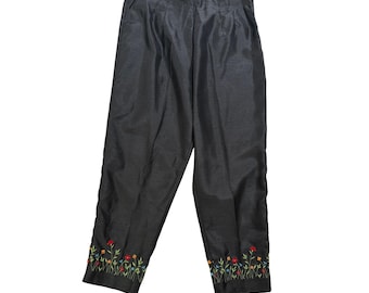Sag Harbor Petite - Zwarte broek met geborduurde bloemen en geborduurde enkels, maat 16P