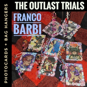 Puede incluir: Colección de fototarjetas y colgantes para bolsos de Franco Barbi, con ilustraciones de "The Outlast Trials". Cada tarjeta está decorada con cuentas y abalorios coloridos. El fondo es un patrón de cuadros rojos y negros.