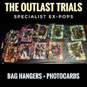 Puede incluir: Una colecci&oacute;n de colgantes para bolsos y tarjetas fotogr&aacute;ficas con im&aacute;genes de "The Outlast Trials". Cada tarjeta est&aacute; adornada con cuentas, abalorios y elementos decorativos de colores. El texto "THE OUTLAST TRIALS" y "SPECIALIST EX-POPS" es visible.