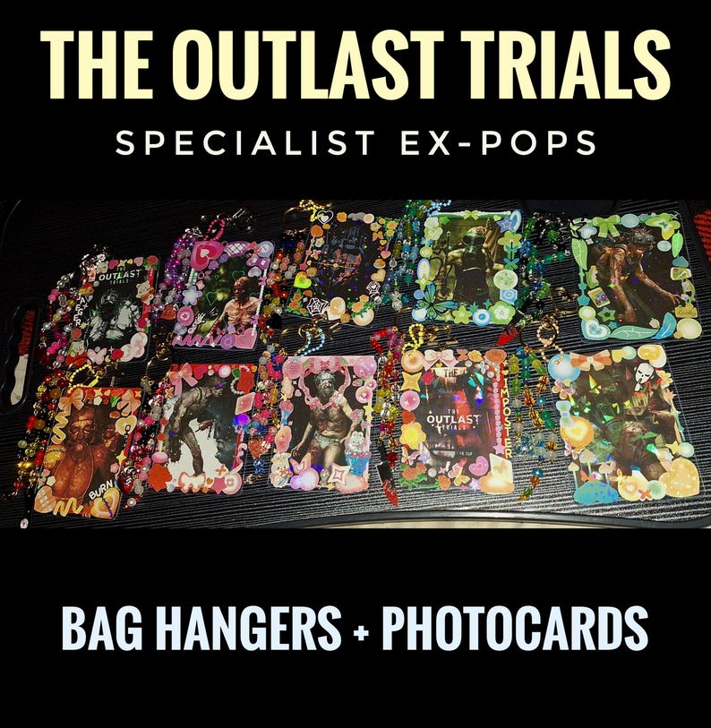 Puede incluir: Una colecci&oacute;n de colgantes para bolsos y tarjetas fotogr&aacute;ficas con im&aacute;genes de "The Outlast Trials". Cada tarjeta est&aacute; adornada con cuentas, abalorios y elementos decorativos de colores. El texto "THE OUTLAST TRIALS" y "SPECIALIST EX-POPS" es visible.