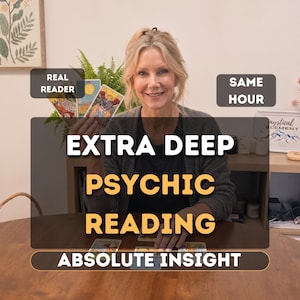 Op de afbeelding: Een persoon houdt drie tarotkaarten vast met een houten tafel waarop extra kaarten liggen. Tekstoverlays lezen REAL READER, SAME HOUR, EXTRA DEEP PSYCHIC READING en ABSOLUTE INSIGHT. De scène bevat een varen en een ingelijste print.