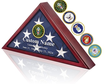 Könnte beinhalten: Ein dreieckiger Holz-Fahnenkasten in Dunkelbraun, der eine gefaltete amerikanische Flagge zeigt. Der Kasten trägt die Aufschrift "Custom Name" und "United States Army". Sechs Embleme der Streitkräfte sind ebenfalls zu sehen.