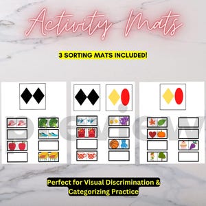 Pu&ograve; includere: Tappetini attivit&agrave; con la scritta "Activity Mats" in corsivo rosa. I tappetini includono forme e immagini per l'ordinamento. Il testo "3 SORTING MATS INCLUDED!" &egrave; sopra i tappetini. Il testo "Perfect for Visual Discrimination & Categorizing Practice" &egrave; in basso.