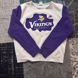 Geüpcycled Nike Minnesota Vikings hoodie | Uniek patchwork-sweater | NFL-ronde hals in vintagestijl | Paarse en crème Vikings-trui