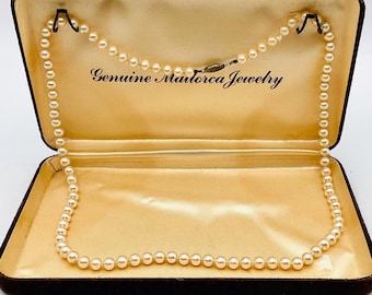 Collar vintage de MALLORCA Jewelry con perlas artificiales de España.