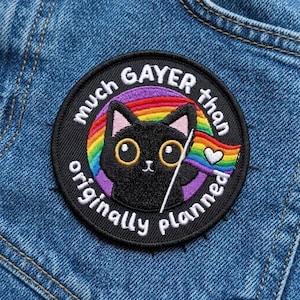 Puede incluir: Un letrero de madera rústica con el texto "Welcome to our home" en letras blancas. El letrero presenta un acabado envejecido y un diseño simple y acogedor, perfecto para la decoración de la entrada.