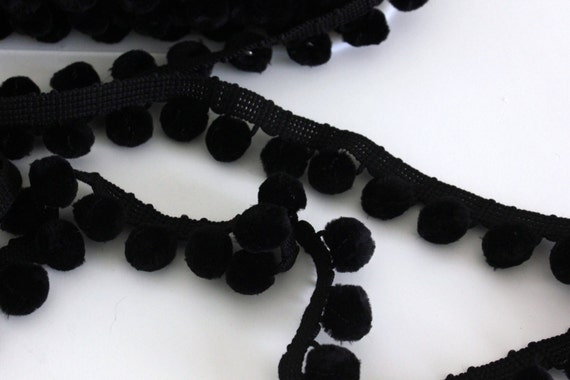 Simplicity Pompom Fringe Trim - White (per metre) Simplicity Pompom Fringe Trim - White (per metre)